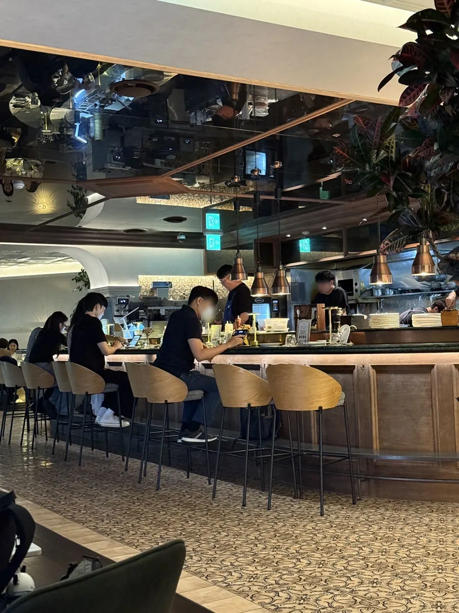 스케줄 오스테리아 내부 좌석과 조명