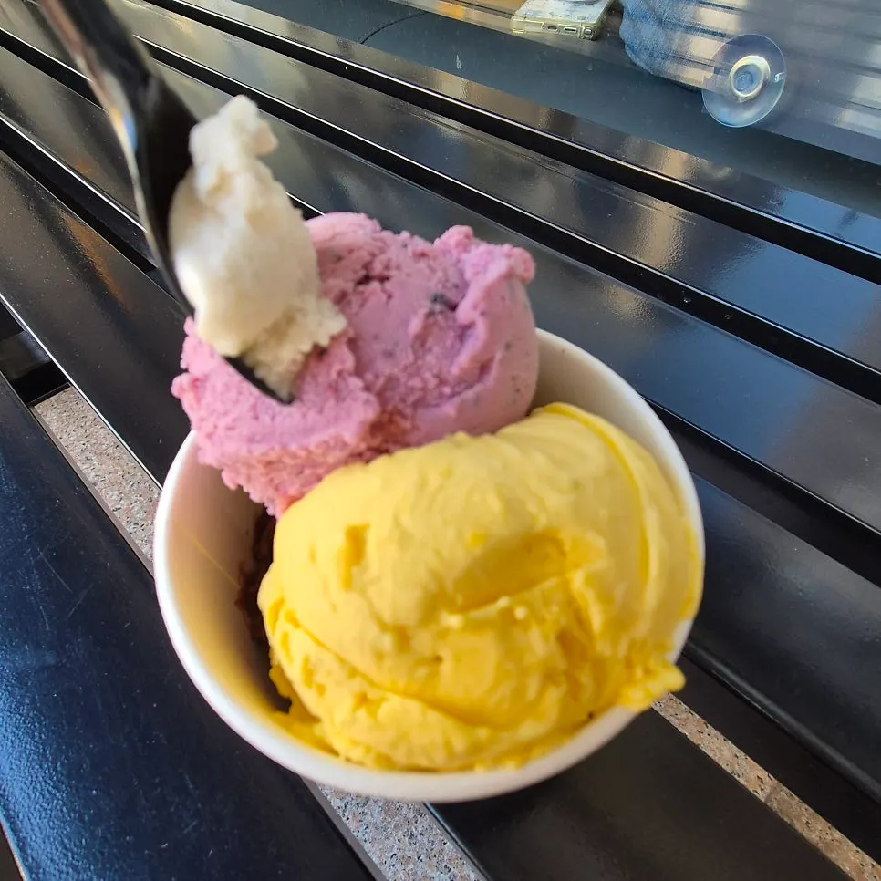 초코와 애플망고, 트리플 베리가 담긴 트리플 스쿠피