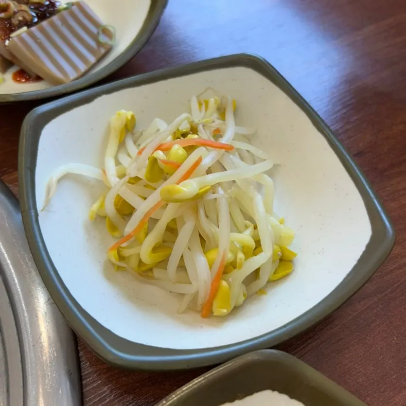 밑반찬 접시 클로즈업