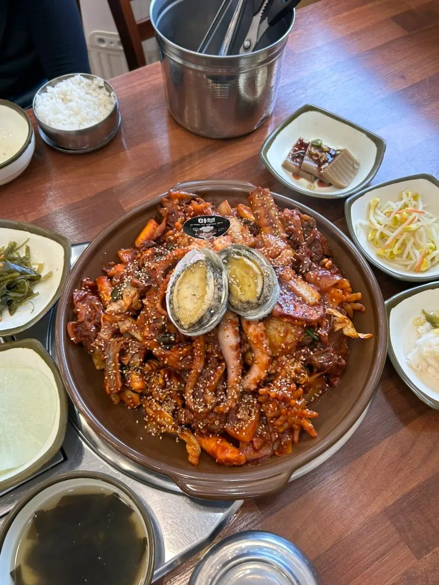 푸짐하게 차려진 해물등갈비찜 2인