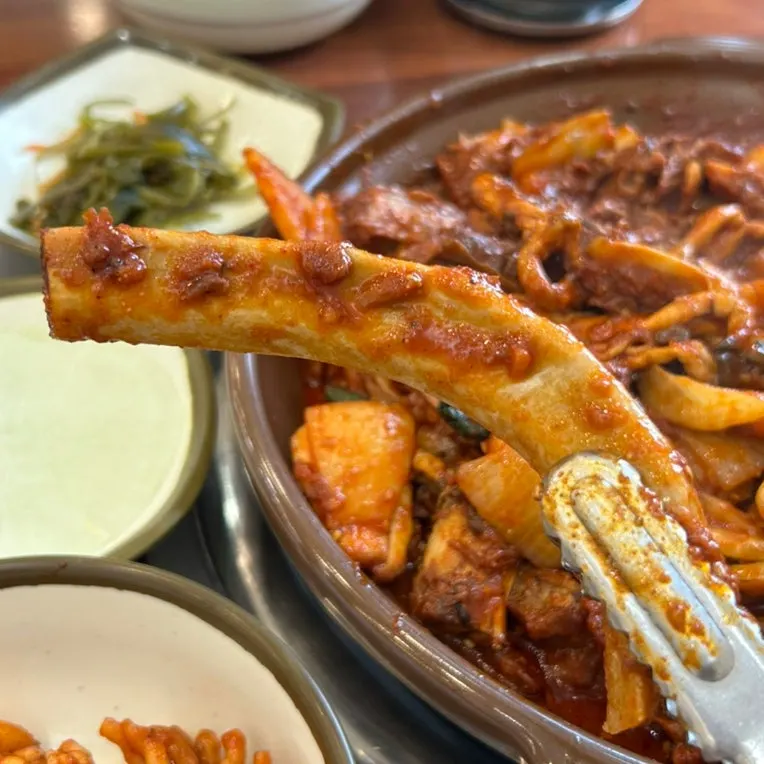 알, 곤이, 떡 등 재료가 가득한 해물갈비찜