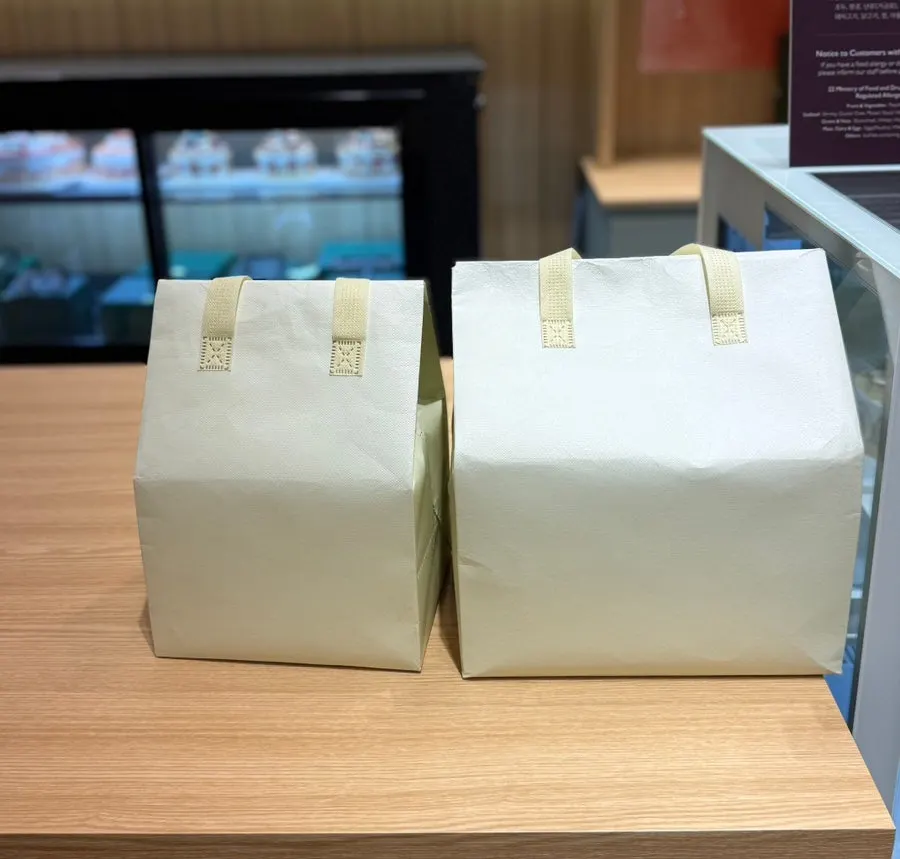 무화과와 복숭아 생과일 케이크 진열 모습