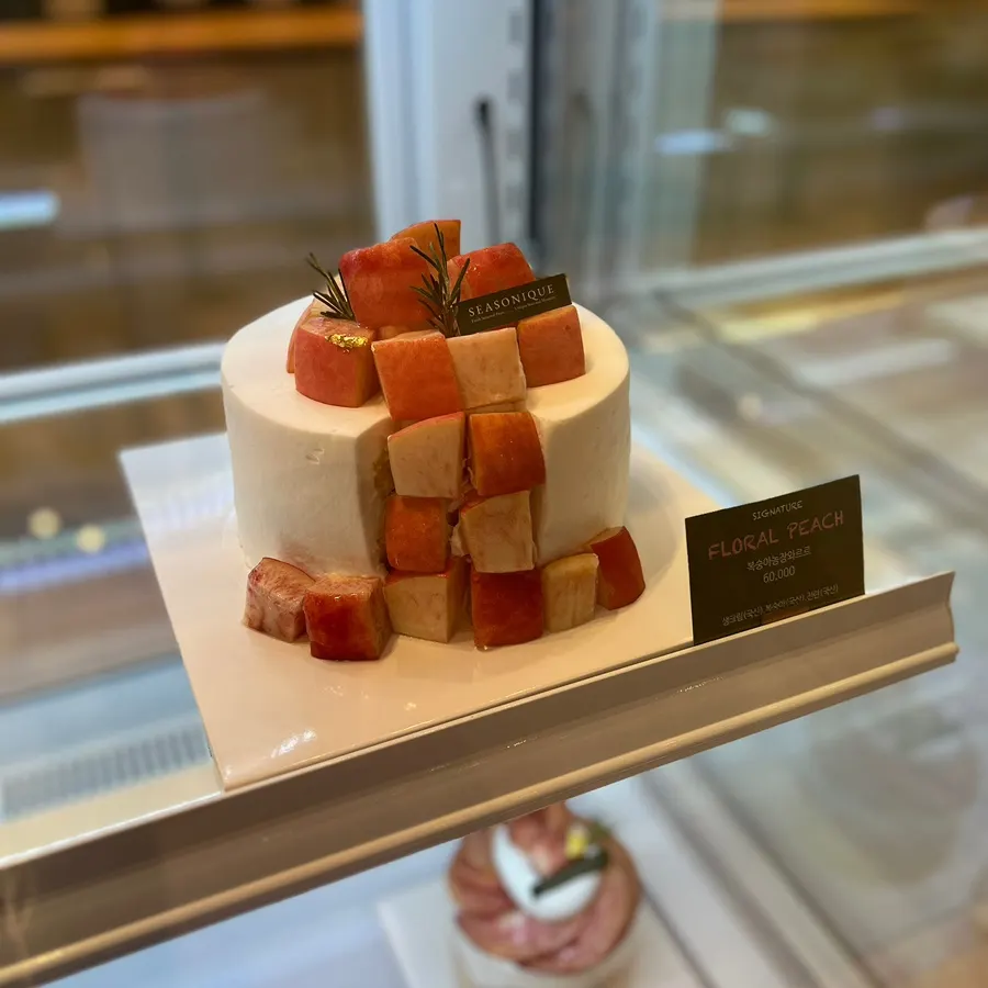 フルーツが密に盛られた農園ワルルケーキ