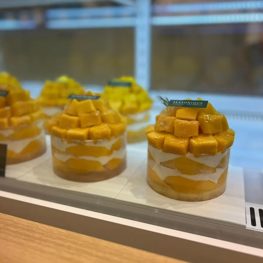 マンゴータワーケーキの陳列の様子