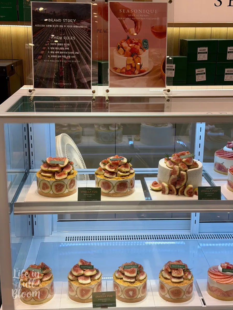 Sijeunikeu's fresh-fruit cake display case