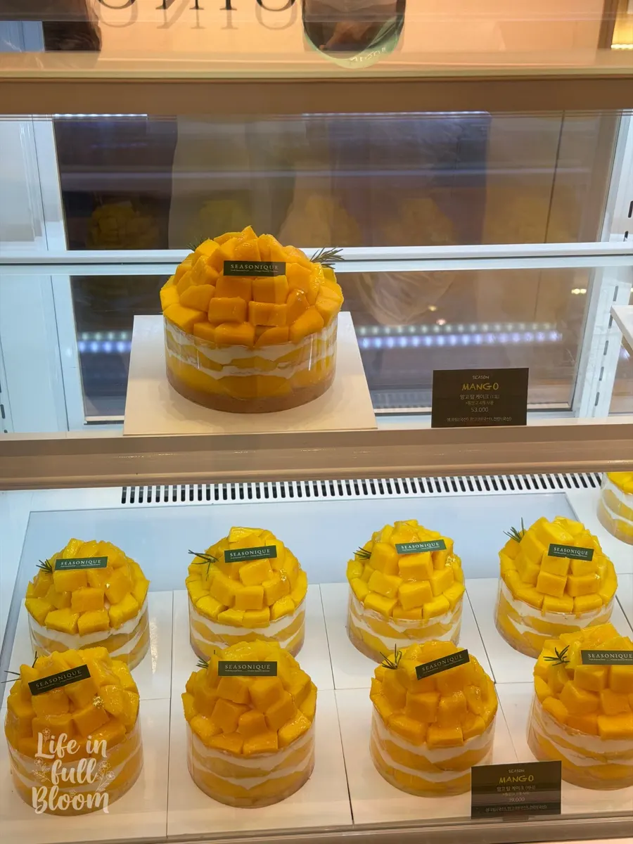 Sijeunikeu fresh mango cake