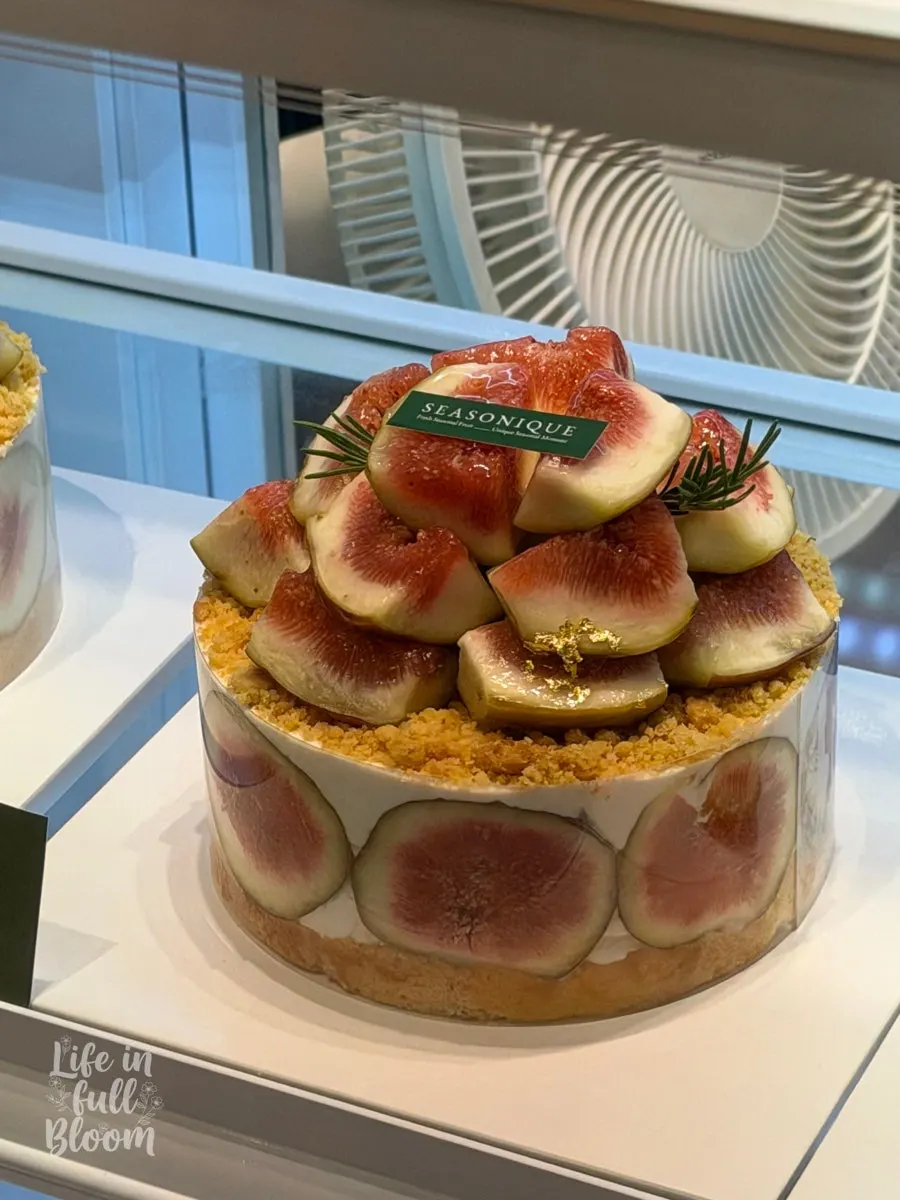 Sijeunikeu vanilla fig cake on display
