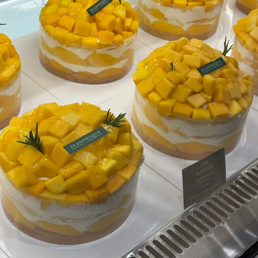Bánh Mango Top với xoài nguyên trái bên trên