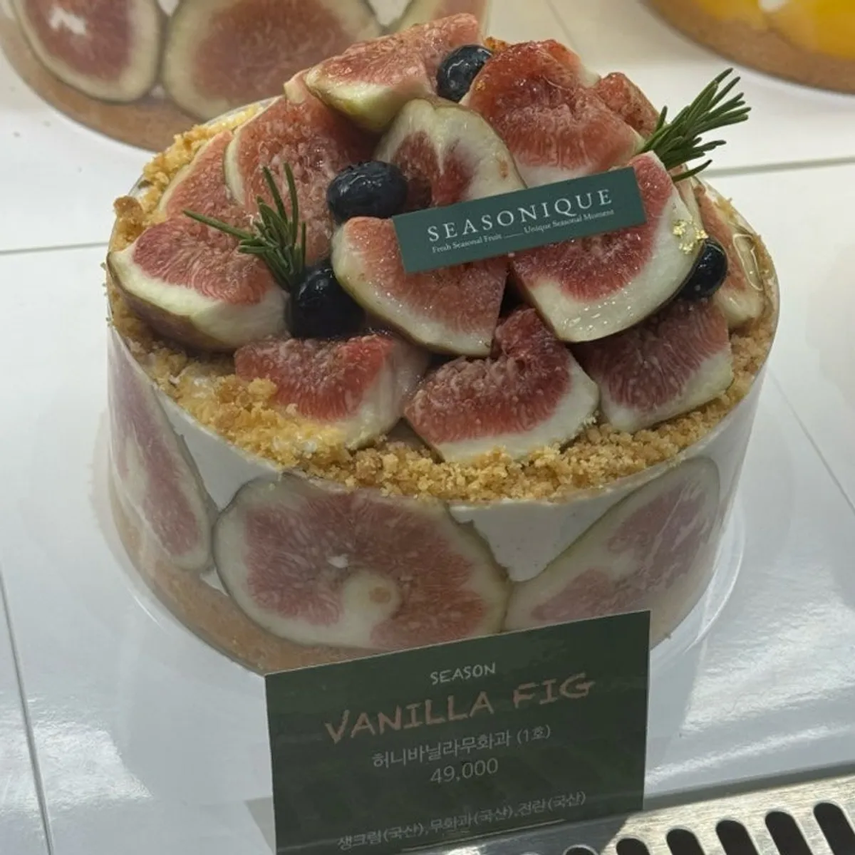 Bánh Honey Vanilla Fig trưng bày tại quầy