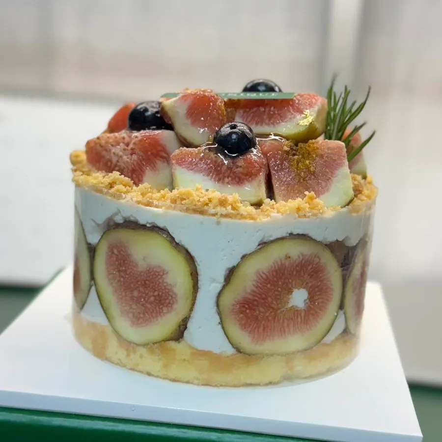 Mặt trên bánh vô hoa quả rắc crumble