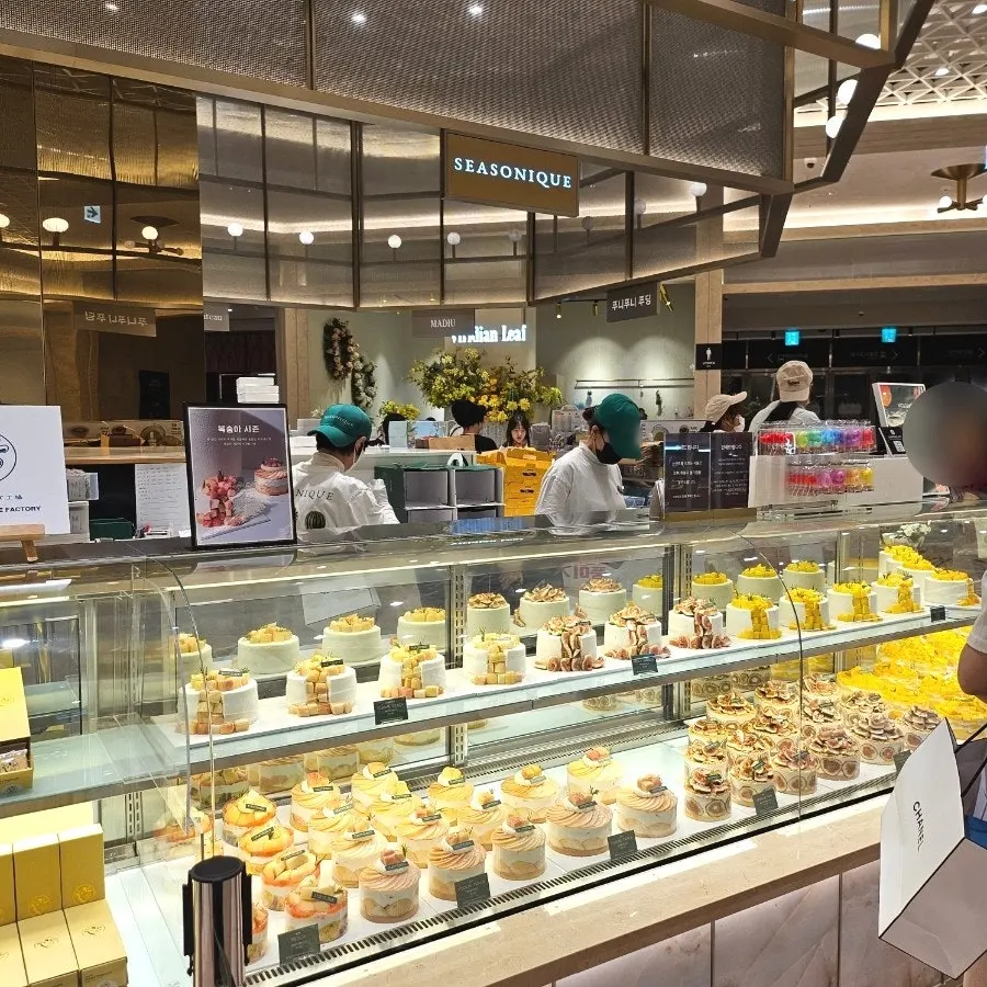 Storefront view of Siznique on the basement floor of Shinsegae Department Store Daegu Branch