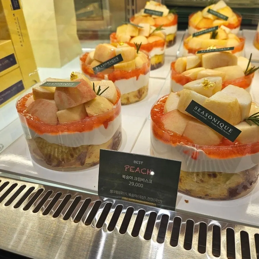 Mango cake lineup from mini to No.1 size