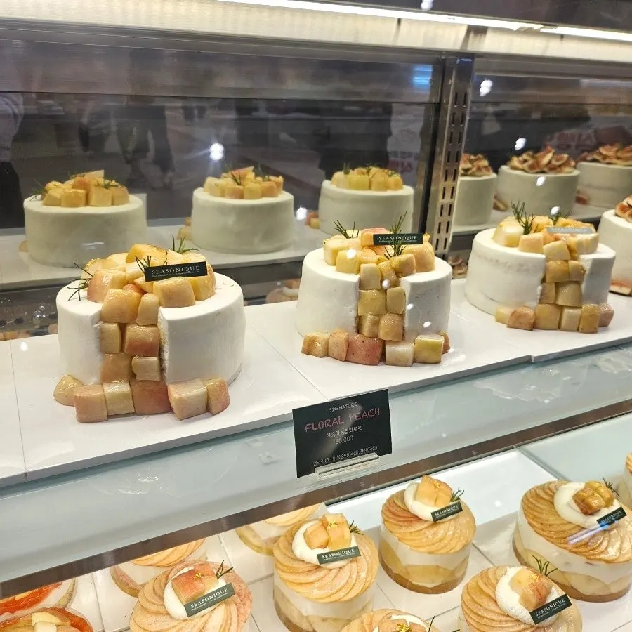 Siznique peach cakes arranged by size