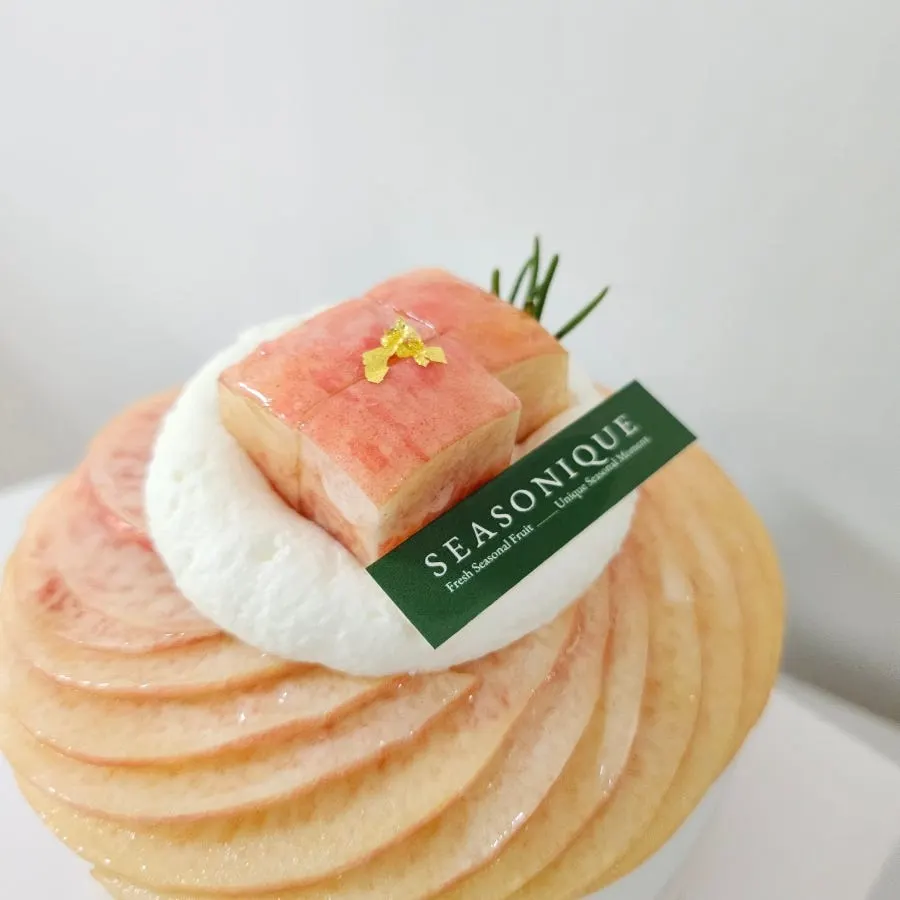 Top of the peach cake showing Siznique's logo