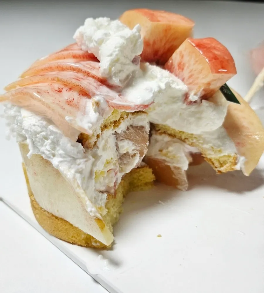 Cross-section of Floral Peach Mini packed with stewed peach