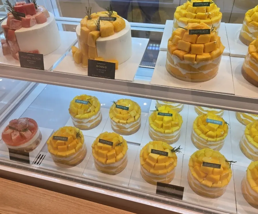 가로로 담은 케이크 쇼케이스