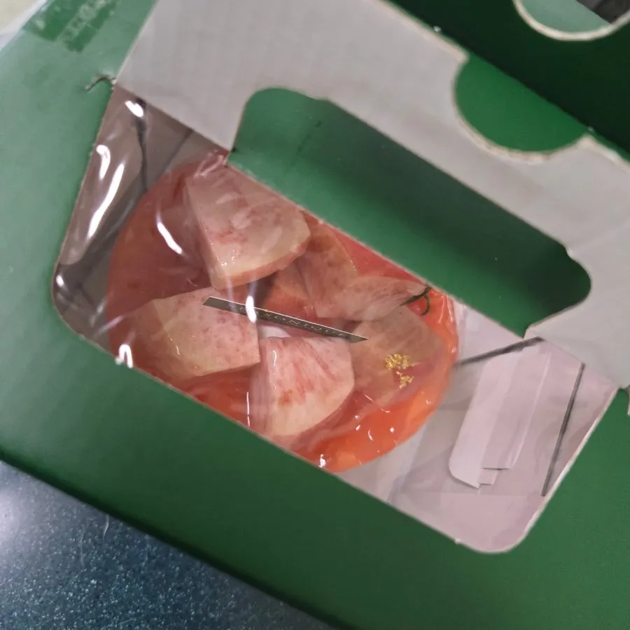 아이스팩을 넣어 꼼꼼히 포장한 케이크 박스