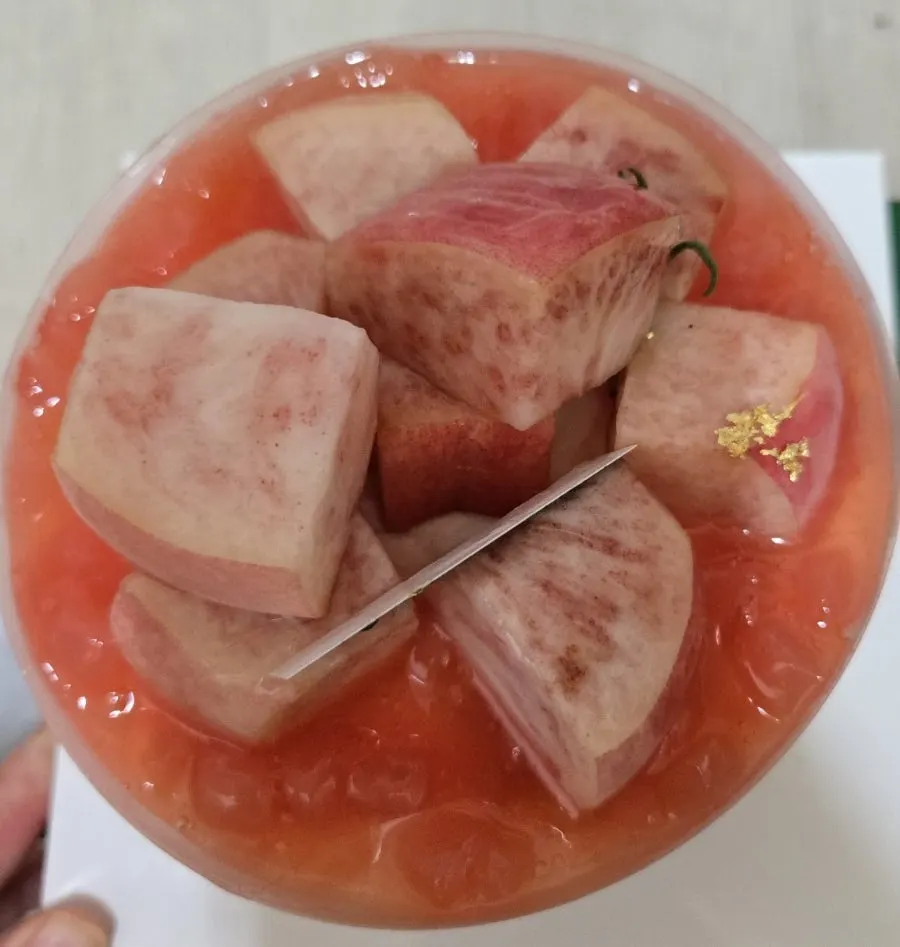 복숭아가 가득 올라간 크림바스크 케이크