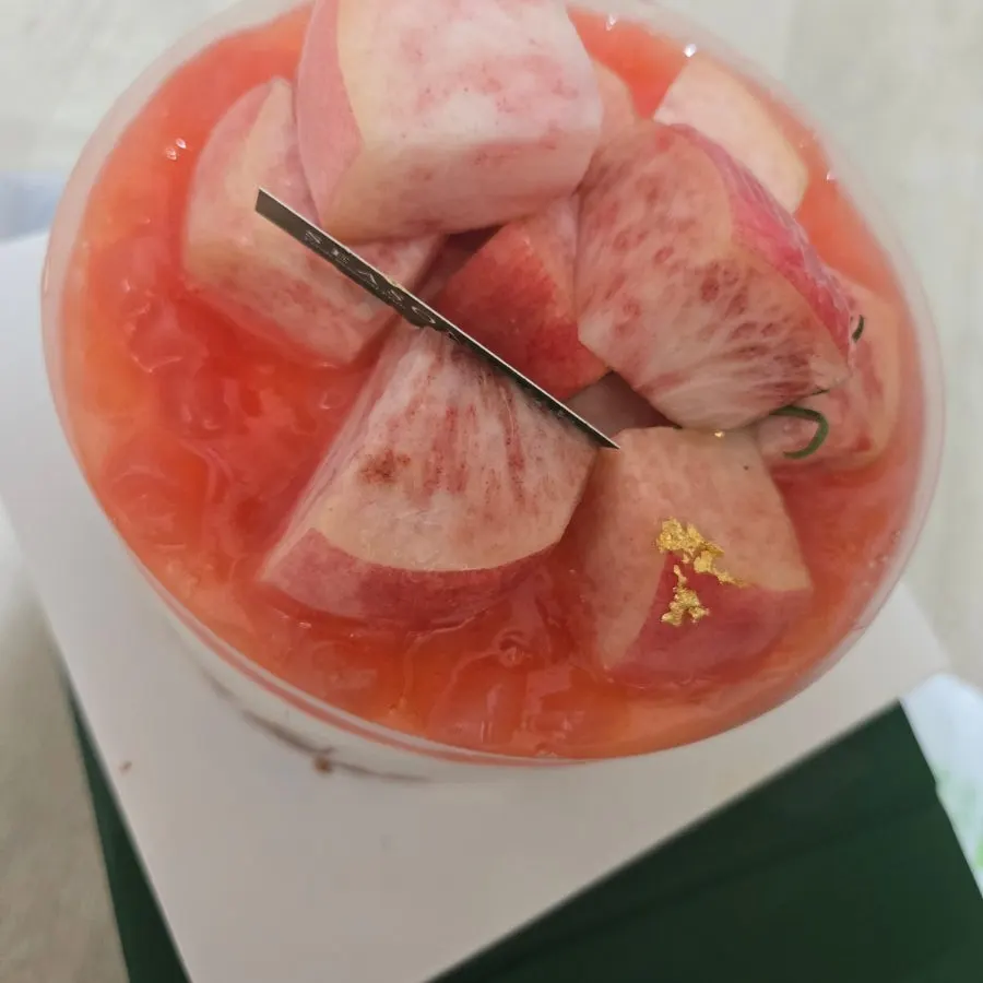 금가루가 뿌려진 복숭아 크림바스크