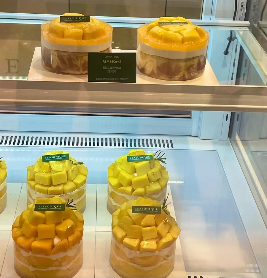 과일 올린 치즈케이크가 놓인 쇼케이스