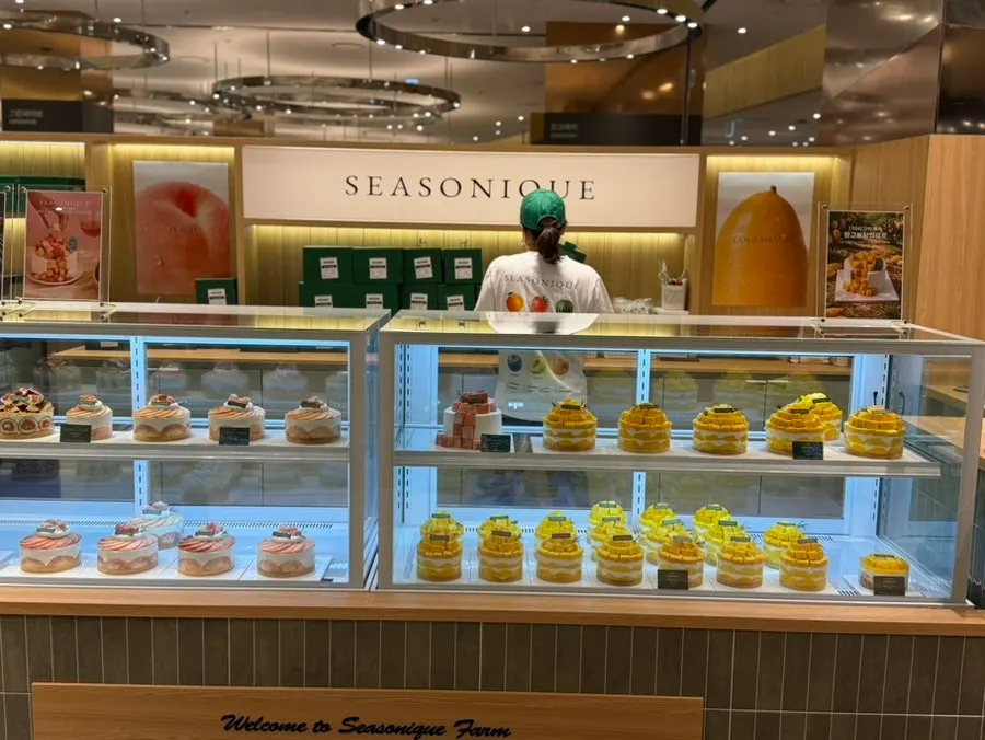 Sijeunikeu shop on the basement food hall floor of Shinsegae Centum City