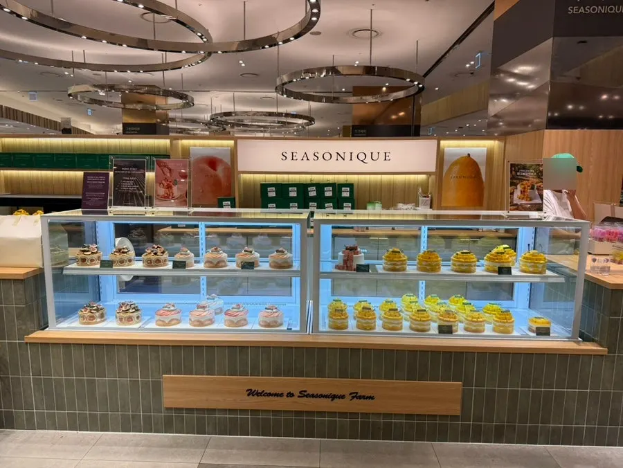 Sijeunikeu showcase displaying seasonal fruit cakes