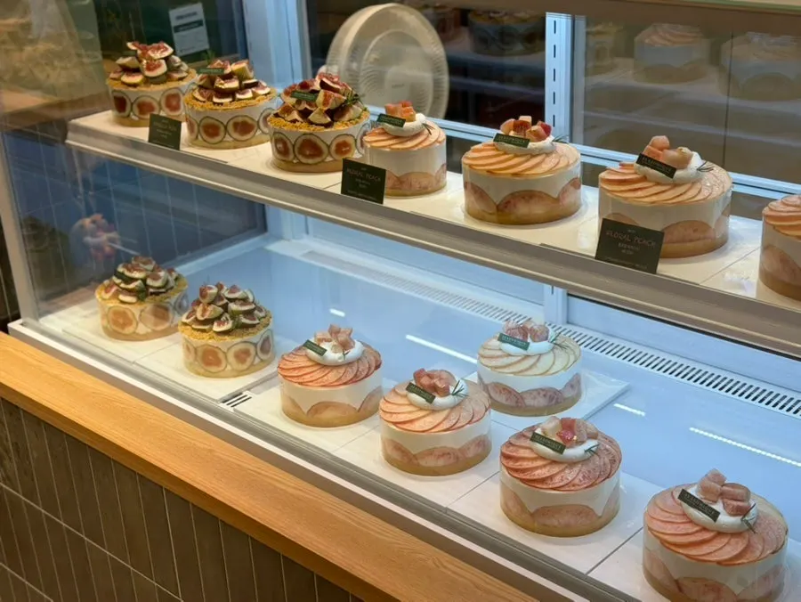 Sijeunikeu cakes topped with fruit on display