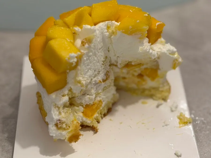 Cross-section of the sliced mango cake with fresh cream