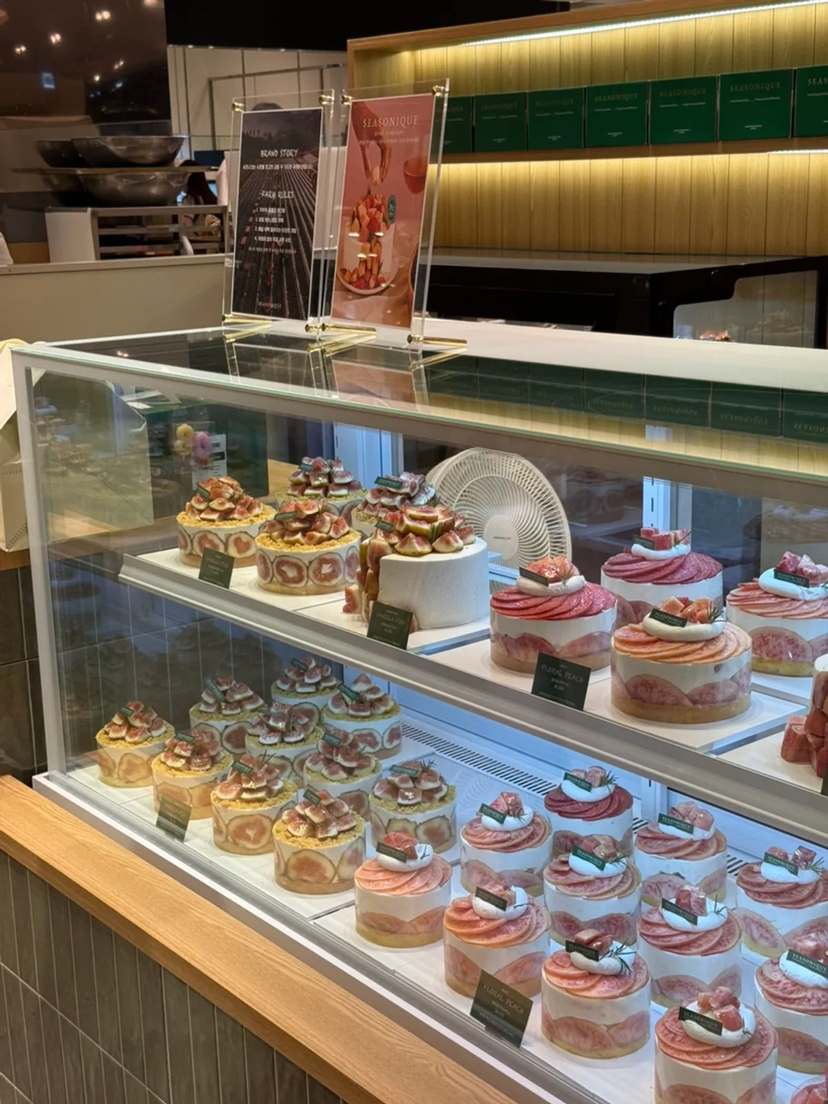 Sijeunikeu cakes displayed at the store entrance