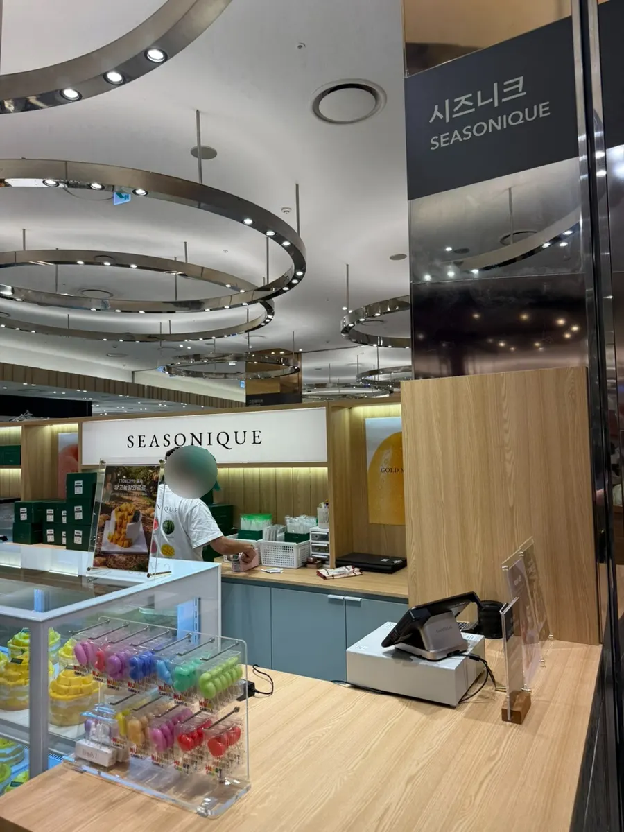 Store signage explaining the seasonal fruit principle