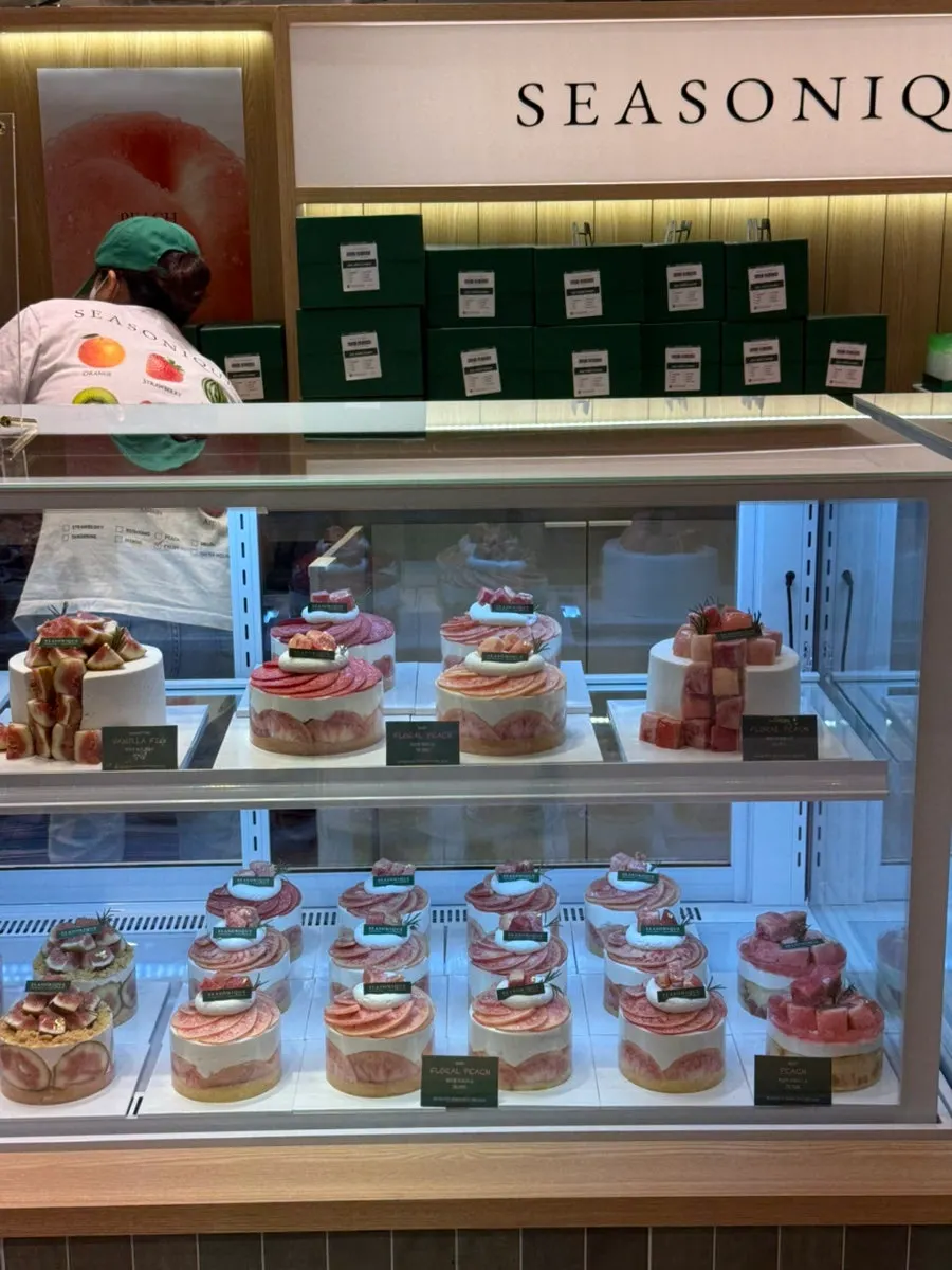 Sijeunikeu cake topped with peaches
