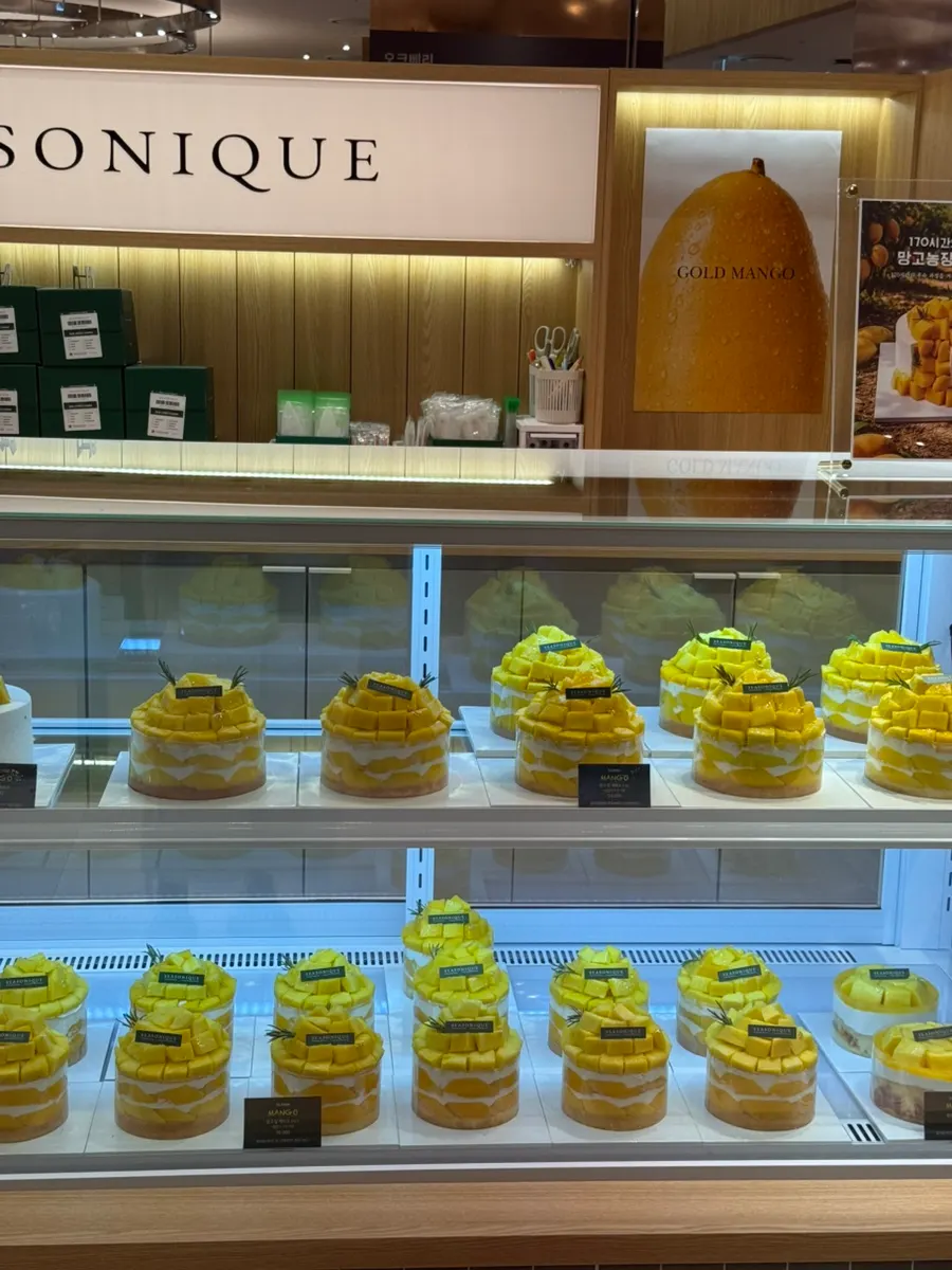 Display of fig and mango seasonal menu items