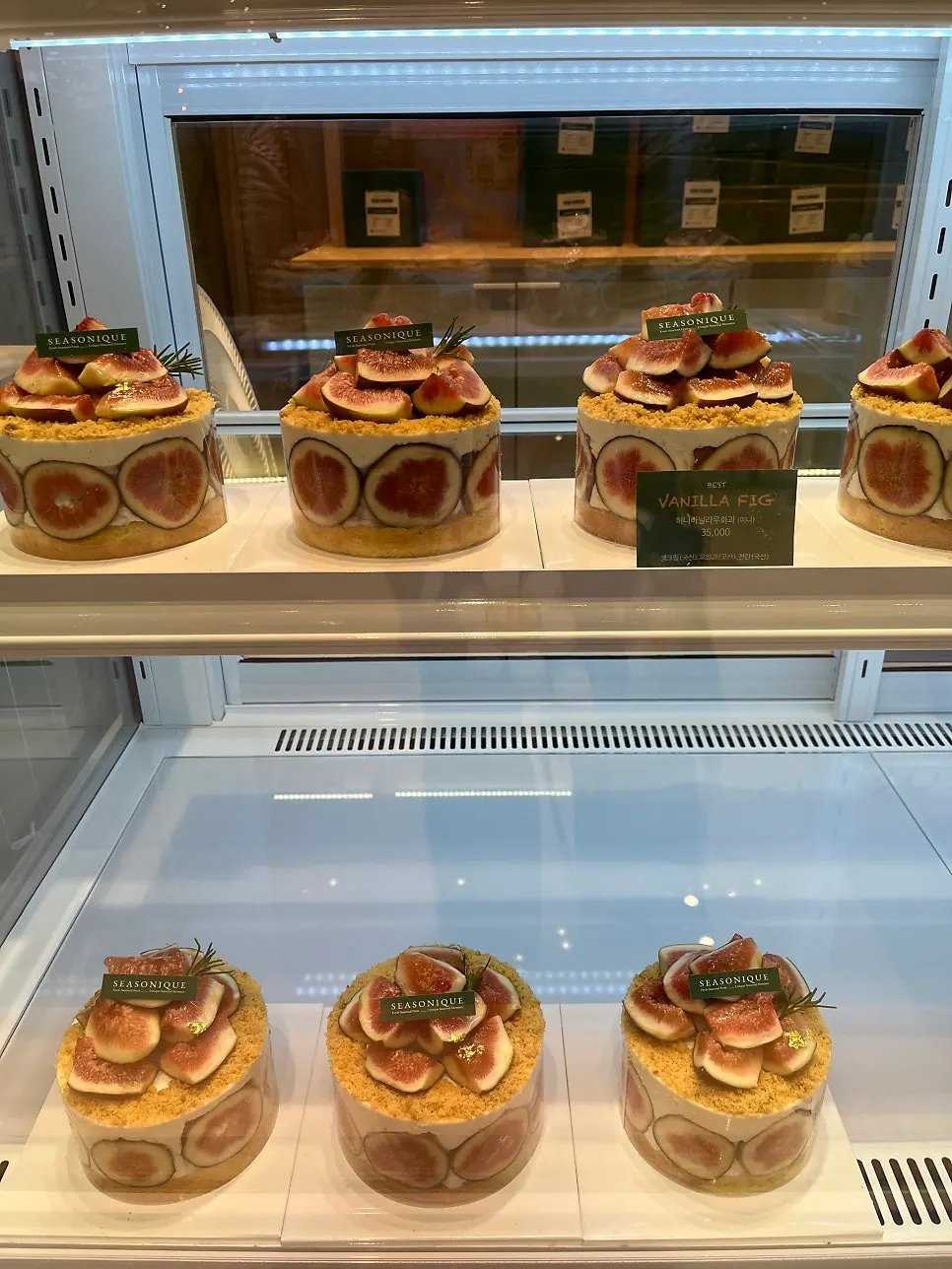 Display case of Sijeunikeu's seasonal fruit cakes