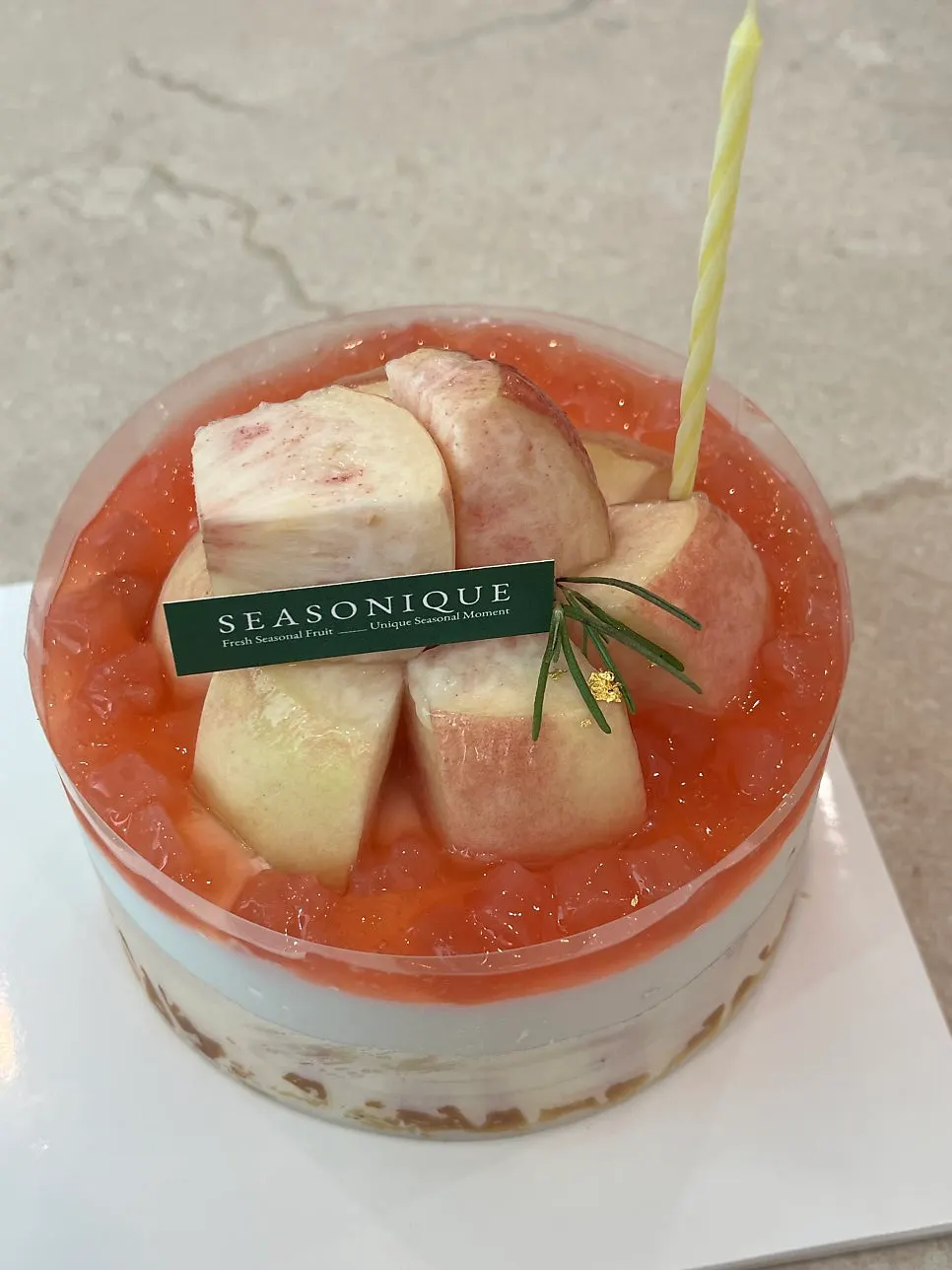 The Sijeunikeu peach cake with the box opened