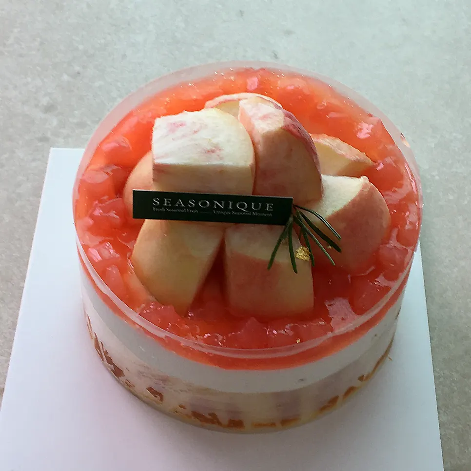 Final shot of the Sijeunikeu peach cake