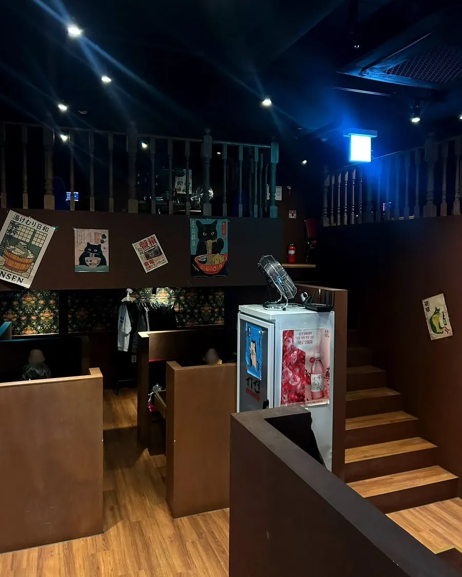 Partitioned table seating at Siseon Gyodae Branch