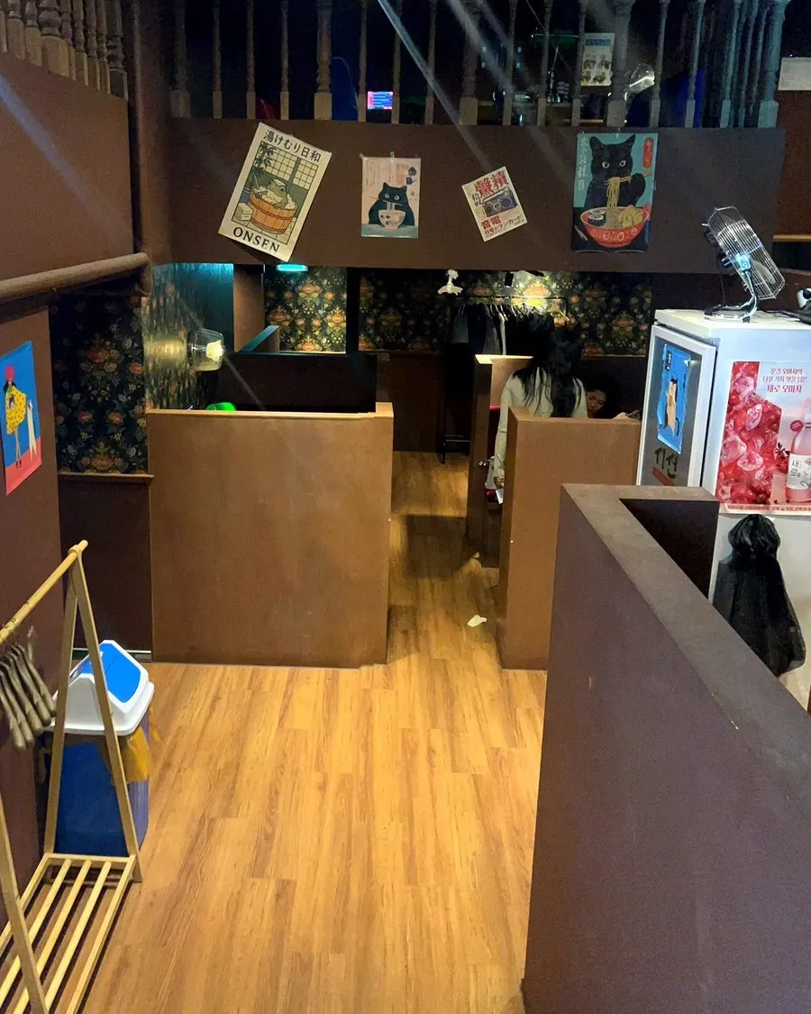 Retro-style izakaya interior design