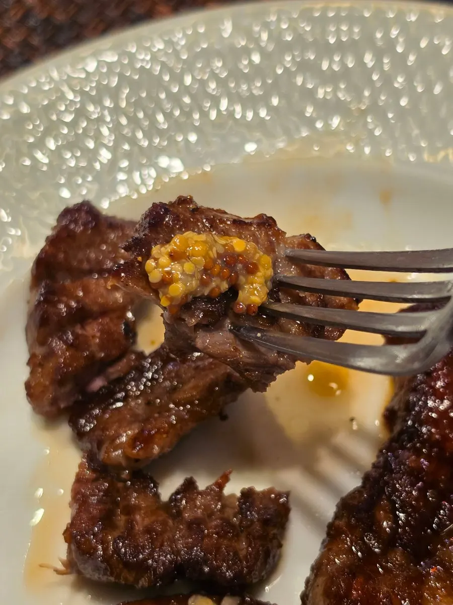 Galbisal steak with a crunchy texture