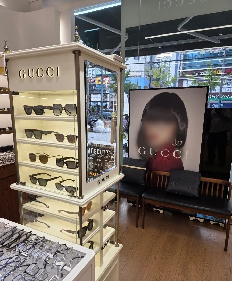 세컨페이스 명지점 매장 진열 벽면