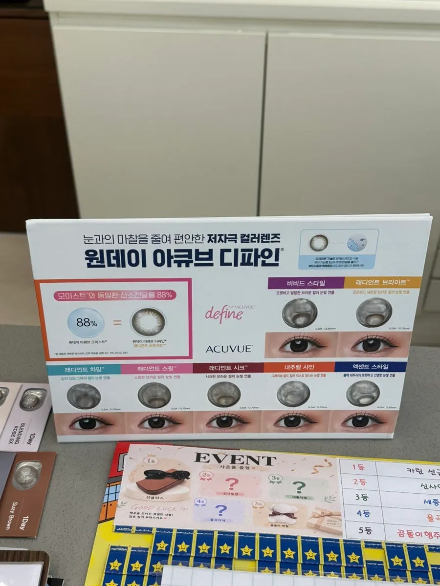 물과 커피, 다과가 준비된 대기 공간