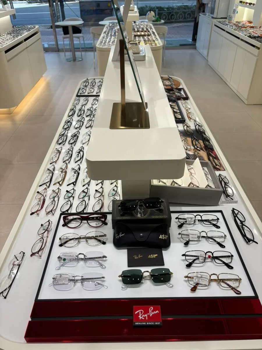 Ray-Ban cat-eye design glasses