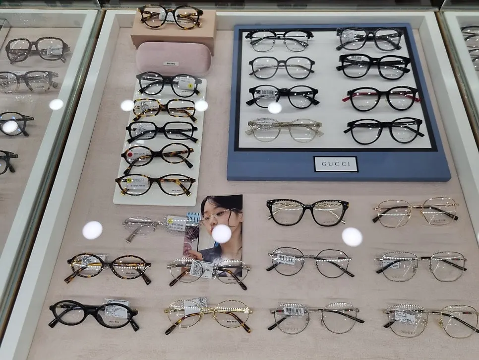 Luxury total brand eyewear display corner