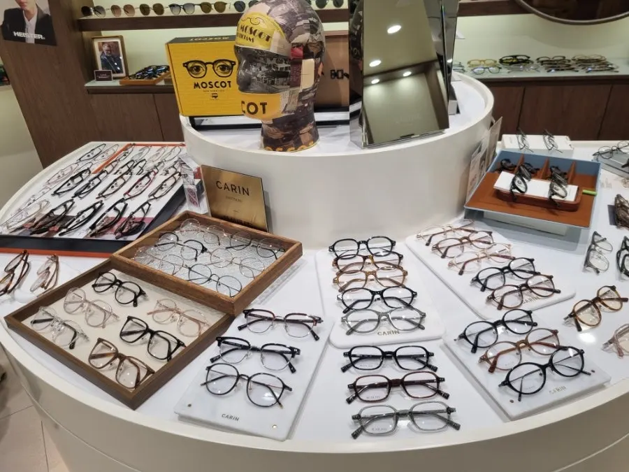 Display shelf of domestic brand frames