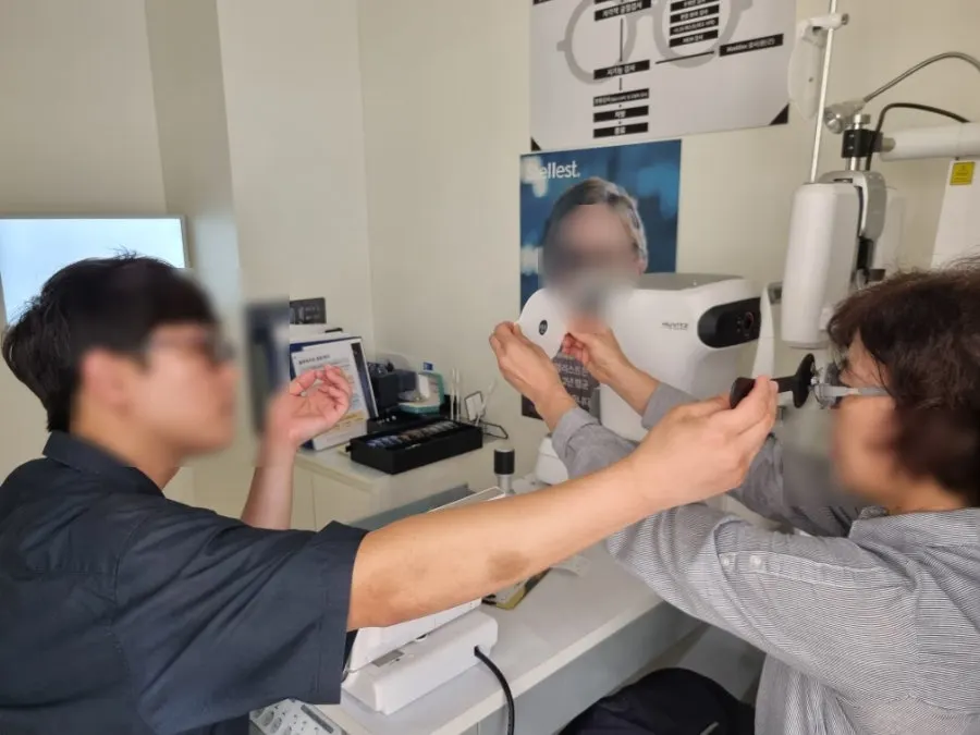 Consultation corner for lens fitting