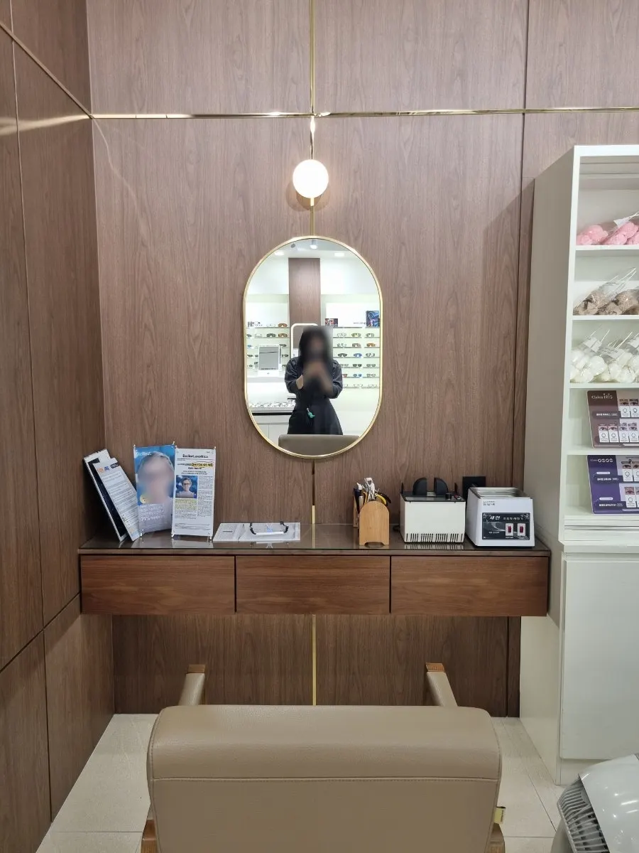Display of Acuvue, Alcon and other one-day lenses