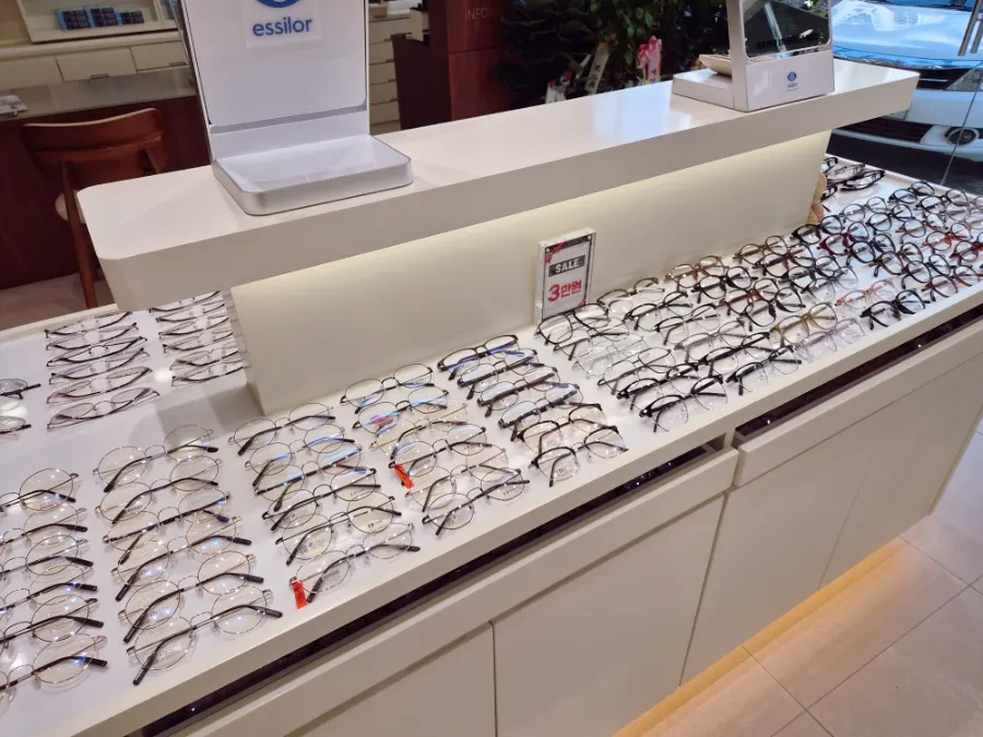 Eyeglass display organized by price range