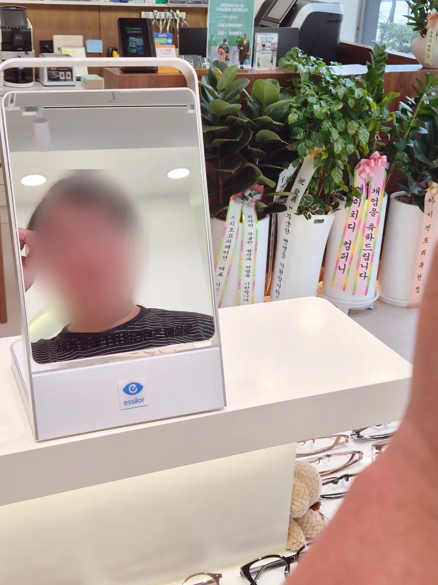 Display of light, good-value eyeglass frames