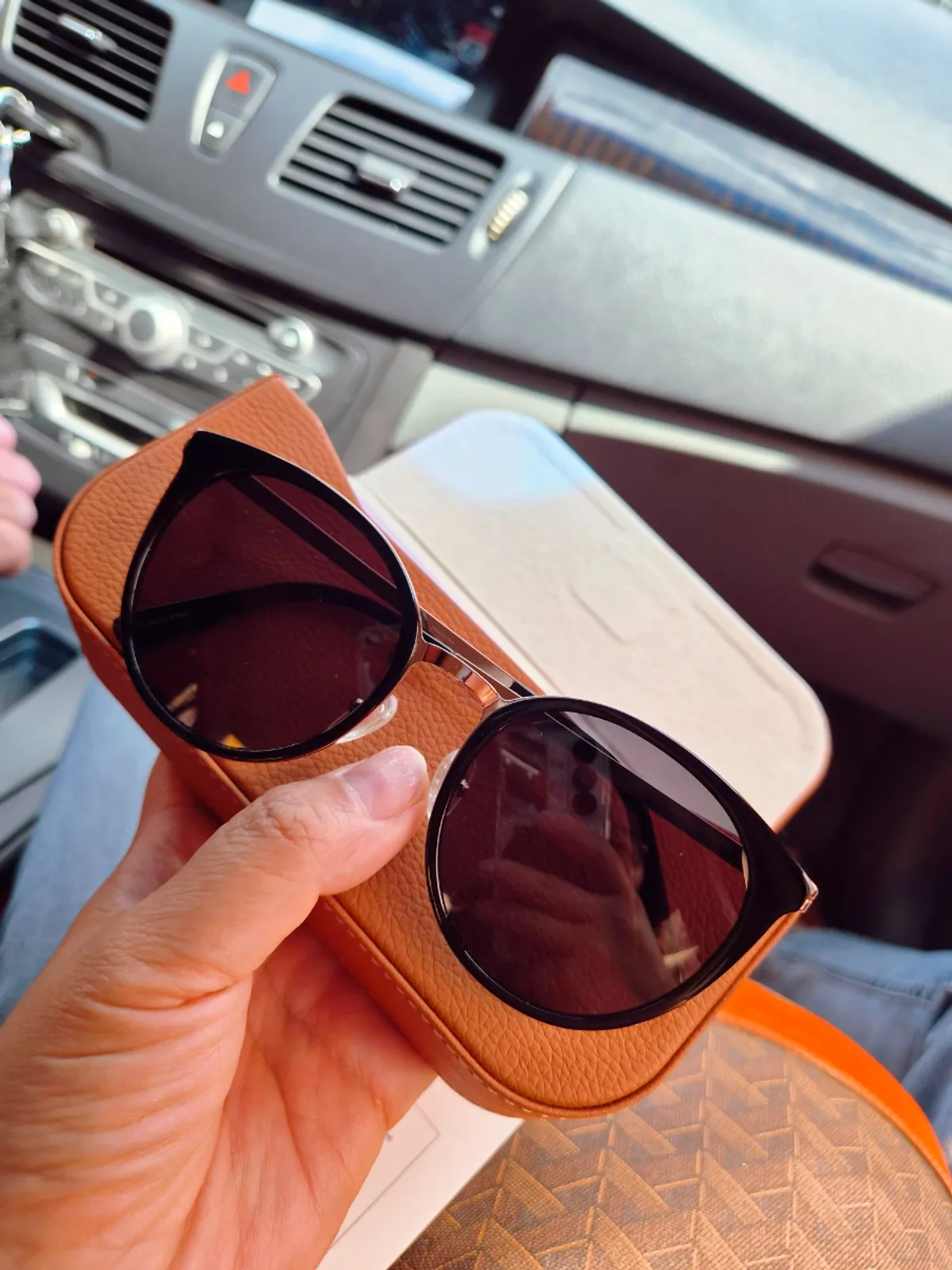 Final shot wearing the chosen CARIN sunglasses