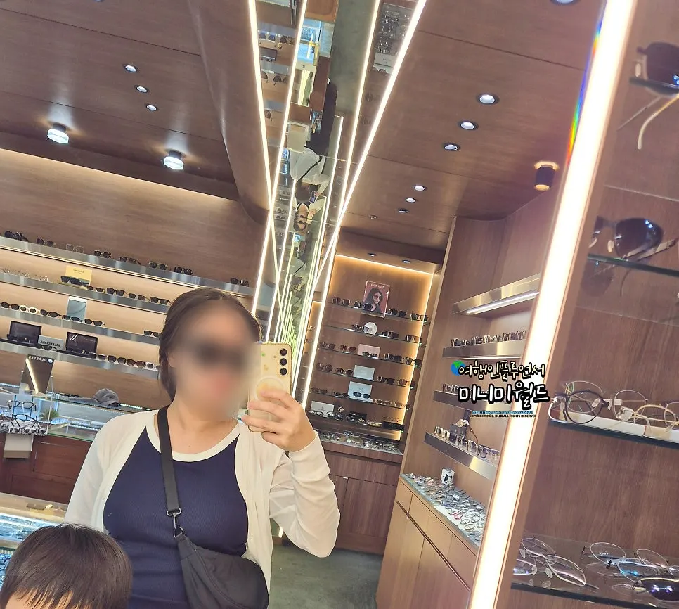맞춤 피팅 후 선글라스 착용 컷