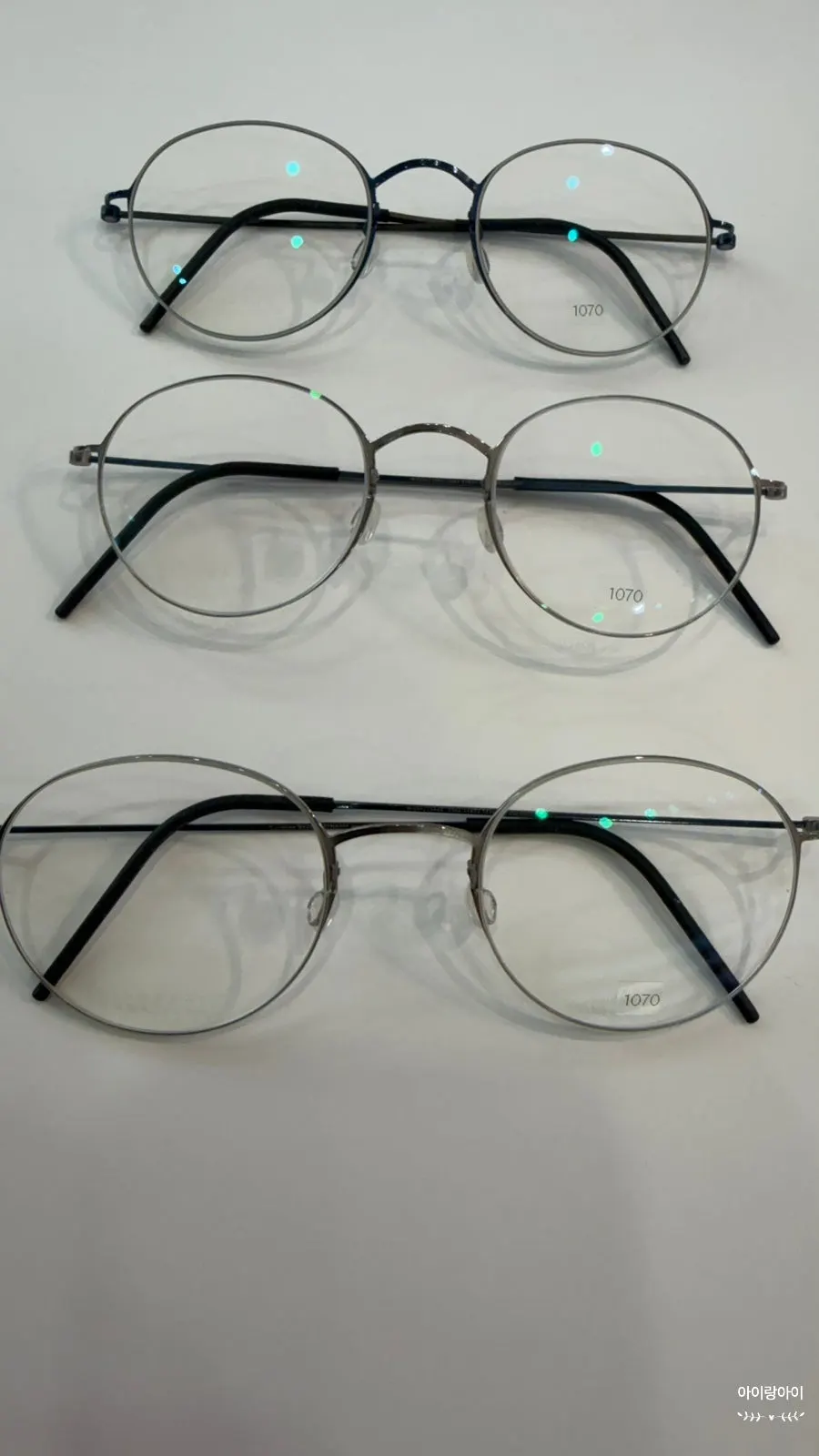 Display stand of high-end house brand frames